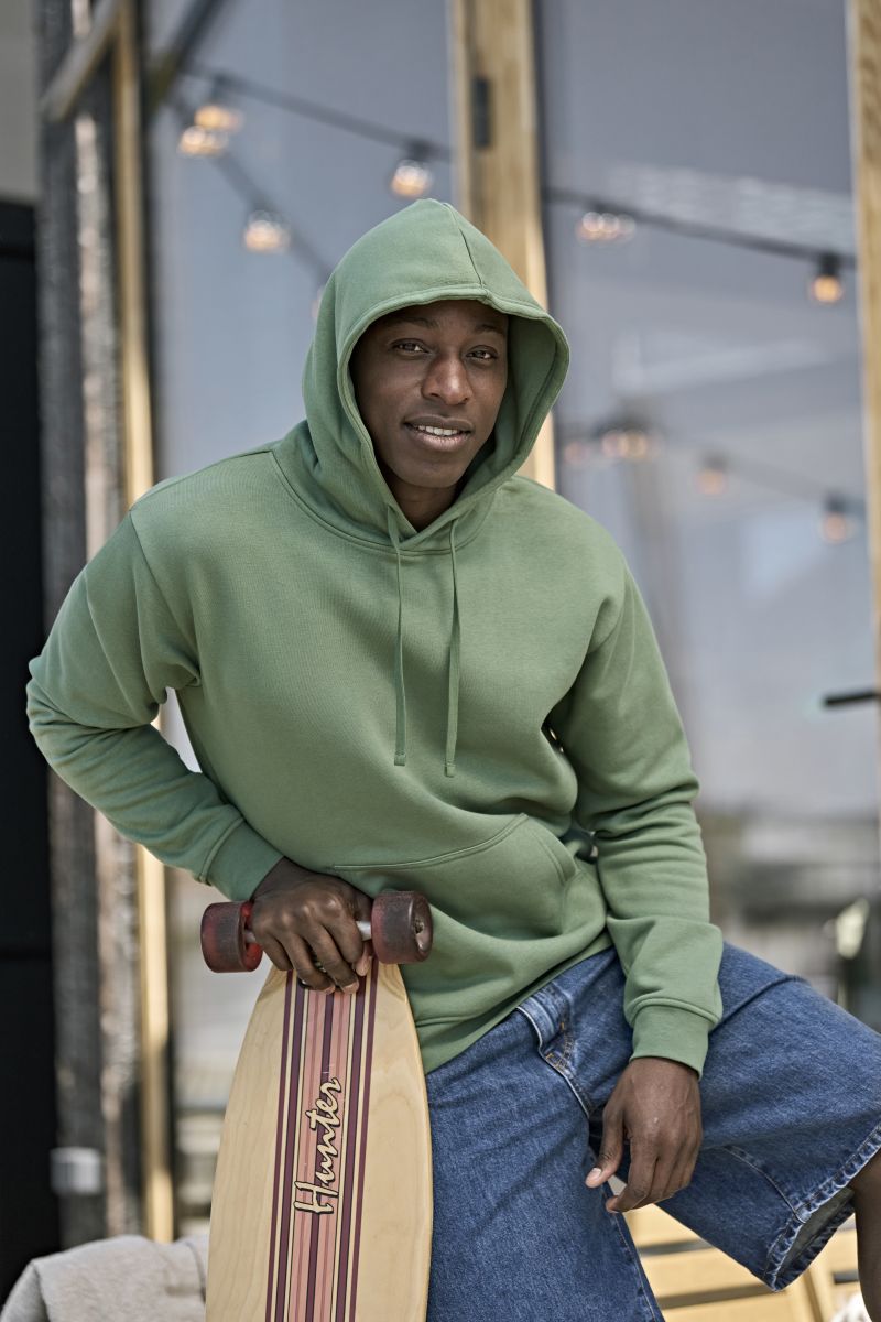 Herren Heavy Hoodie in Leaf Green mit lässiger Passform und cleanem, einfarbigem Design. Mit großer Kapuze samt Kordelzug, langen Ärmeln, breiten Rippbündchen und klassischer Kängurutasche auf der Vorderseite.