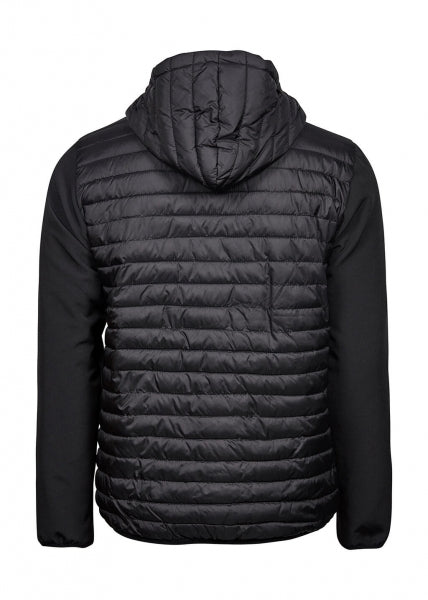 Herren Hooded Crossover Jacke in schwarz mit horizontal gesteppter Vorderseite und glatten Stretch-Ärmeln. Körpernah geschnitten mit Kapuze, hohem Kragen und durchgehendem Frontreißverschluss.