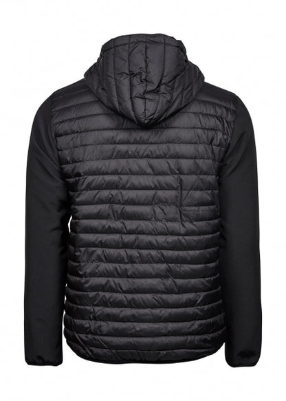 Herren Hooded Crossover Jacke in schwarz mit horizontal gesteppter Vorderseite und glatten Stretch-Ärmeln. Körpernah geschnitten mit Kapuze, hohem Kragen und durchgehendem Frontreißverschluss.
