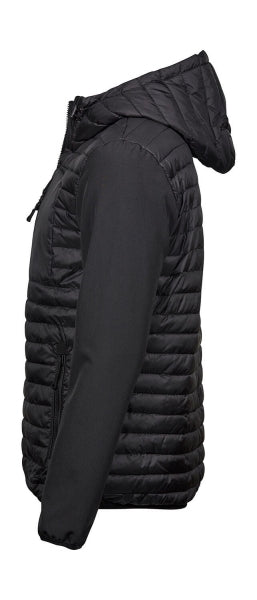 Herren Hooded Crossover Jacke in schwarz mit horizontal gesteppter Vorderseite und glatten Stretch-Ärmeln. Körpernah geschnitten mit Kapuze, hohem Kragen und durchgehendem Frontreißverschluss.