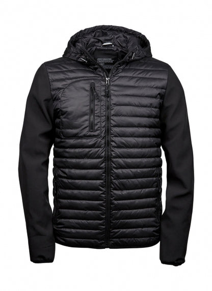 Herren Hooded Crossover Jacke in schwarz mit horizontal gesteppter Vorderseite und glatten Stretch-Ärmeln. Körpernah geschnitten mit Kapuze, hohem Kragen und durchgehendem Frontreißverschluss.