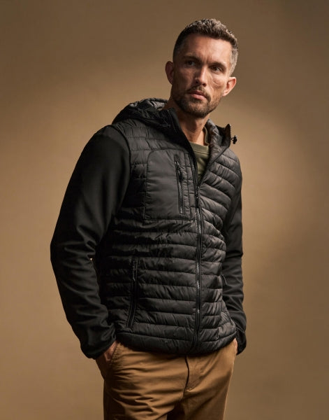 Herren Hooded Crossover Jacke in schwarz mit horizontal gesteppter Vorderseite und glatten Stretch-Ärmeln. Körpernah geschnitten mit Kapuze, hohem Kragen und durchgehendem Frontreißverschluss.
