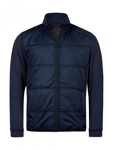 Herren Hybrid-Stretch-Jacke mit wattierter, quer gesteppter Vorderseite in Naby Blau, Blauen Stretch-Ärmeln und seitlichen Einsätzen. Die Jacke ist körpernah geschnitten und hat einen hohen Stehkragen sowie einen durchgehenden Front Reißverschluss.