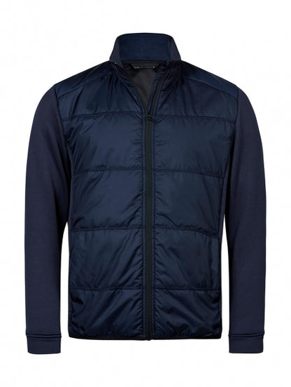 Herren Hybrid-Stretch-Jacke mit wattierter, quer gesteppter Vorderseite in Naby Blau, Blauen Stretch-Ärmeln und seitlichen Einsätzen. Die Jacke ist körpernah geschnitten und hat einen hohen Stehkragen sowie einen durchgehenden Front Reißverschluss.
