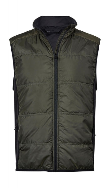 Herren Hybrid-Stretch-Weste mit wattierter, quer gesteppter Vorderseite in tiefen grün und seitlichen Einsätzen. Die Weste ist körpernah geschnitten und hat einen hohen Stehkragen sowie einen durchgehenden Front Reißverschluss.