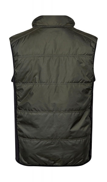 Herren Hybrid-Stretch-Weste mit wattierter, quer gesteppter Vorderseite in tiefen grün und seitlichen Einsätzen. Die Weste ist körpernah geschnitten und hat einen hohen Stehkragen sowie einen durchgehenden Front Reißverschluss.