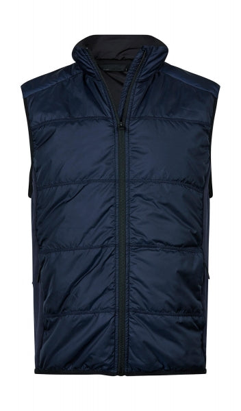 Herren Hybrid-Stretch-Weste mit wattierter, quer gesteppter Vorderseite in navy blau und seitlichen Einsätzen. Die Weste ist körpernah geschnitten und hat einen hohen Stehkragen sowie einen durchgehenden Front Reißverschluss.
