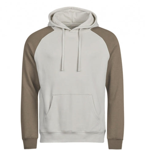 Herren Kapuzen-Sweater in Cement und Clay mit kontrastierenden Raglanärmeln. Lässige Passform mit Kapuze und Kordelzug, breiten Rippbündchen und großer Kängurutasche auf der Vorderseite.
