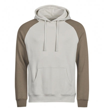 Herren Kapuzen-Sweater in Cement und Clay mit kontrastierenden Raglanärmeln. Lässige Passform mit Kapuze und Kordelzug, breiten Rippbündchen und großer Kängurutasche auf der Vorderseite.