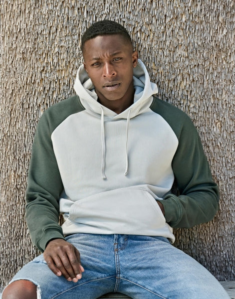 Herren Kapuzen-Sweater in Cement und Dark Green mit kontrastierenden Raglanärmeln. Lässige Passform mit Kapuze und Kordelzug, breiten Rippbündchen und großer Kängurutasche auf der Vorderseite.