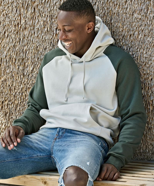 Herren Kapuzen-Sweater in Cement und Dark Green mit kontrastierenden Raglanärmeln. Lässige Passform mit Kapuze und Kordelzug, breiten Rippbündchen und großer Kängurutasche auf der Vorderseite.