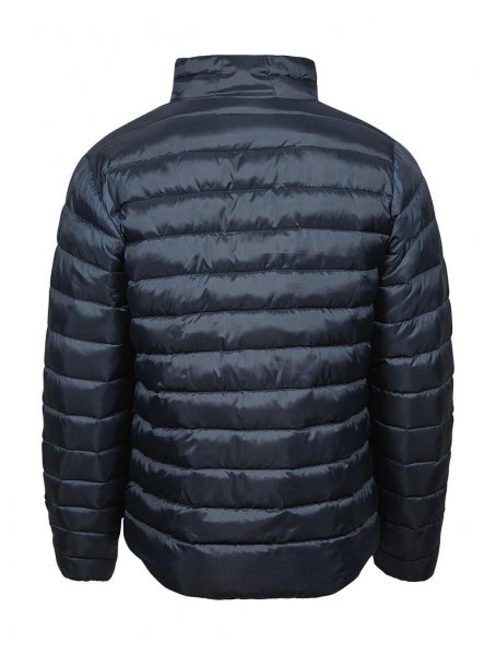 Eine Navy Lite Jacket mit schmaler, horizontaler Steppung und hohem Stehkragen. Die leicht wattierte Jacke reicht bis zur Hüfte und ist körpernah geschnitten. Zwei seitliche Taschen sind dezent in das Design integriert.
