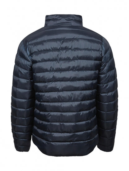 Eine Navy Lite Jacket mit schmaler, horizontaler Steppung und hohem Stehkragen. Die leicht wattierte Jacke reicht bis zur Hüfte und ist körpernah geschnitten. Zwei seitliche Taschen sind dezent in das Design integriert.
