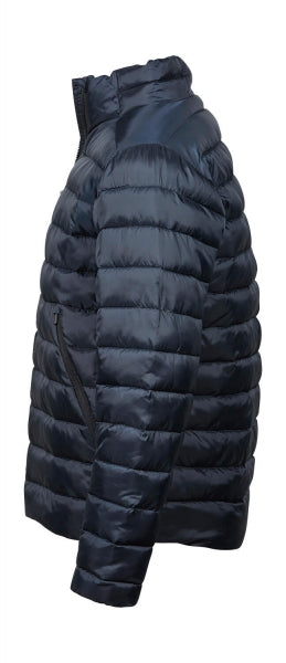 Eine Navy Lite Jacket mit schmaler, horizontaler Steppung und hohem Stehkragen. Die leicht wattierte Jacke reicht bis zur Hüfte und ist körpernah geschnitten. Zwei seitliche Taschen sind dezent in das Design integriert.
