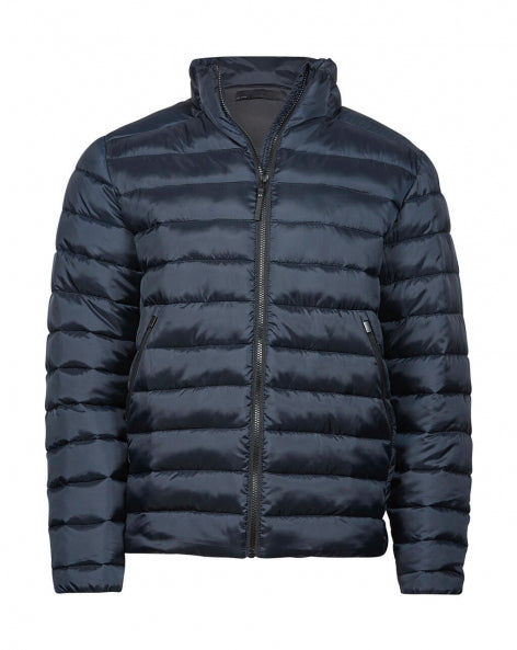Eine Navy Lite Jacket mit schmaler, horizontaler Steppung und hohem Stehkragen. Die leicht wattierte Jacke reicht bis zur Hüfte und ist körpernah geschnitten. Zwei seitliche Taschen sind dezent in das Design integriert.

