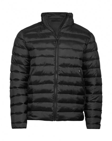 Eine Schwarze Lite Jacket mit schmaler, horizontaler Steppung und hohem Stehkragen. Die leicht wattierte Jacke reicht bis zur Hüfte und ist körpernah geschnitten. Zwei seitliche Taschen sind dezent in das Design integriert.
