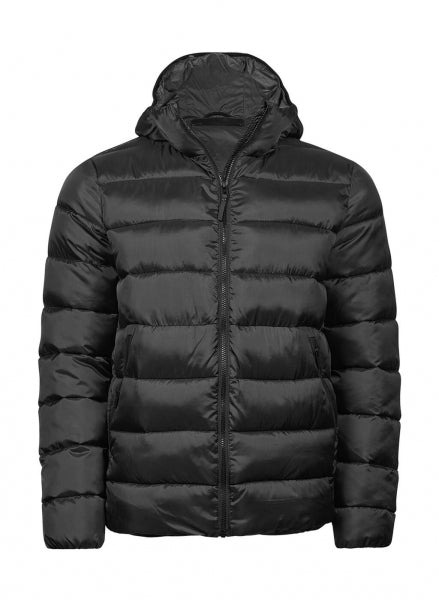 Eine  Schwarze leichte Kapuzenjacke ist mit schmaler, horizontaler Steppung und hohem Stehkragen. Die leicht wattierte Jacke reicht bis zur Hüfte und ist körpernah geschnitten. Zwei seitliche Taschen sind dezent in das Design integriert.
