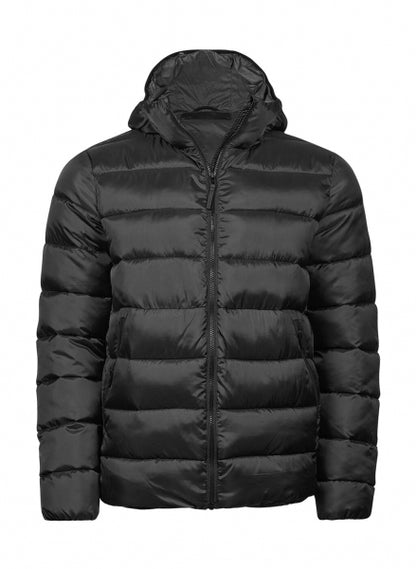 Eine  Schwarze leichte Kapuzenjacke ist mit schmaler, horizontaler Steppung und hohem Stehkragen. Die leicht wattierte Jacke reicht bis zur Hüfte und ist körpernah geschnitten. Zwei seitliche Taschen sind dezent in das Design integriert.

