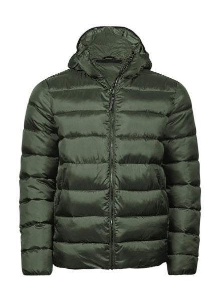 Eine  Deep Green leichte Kapuzenjacke ist mit schmaler, horizontaler Steppung und hohem Stehkragen. Die leicht wattierte Jacke reicht bis zur Hüfte und ist körpernah geschnitten. Zwei seitliche Taschen sind dezent in das Design integriert.
