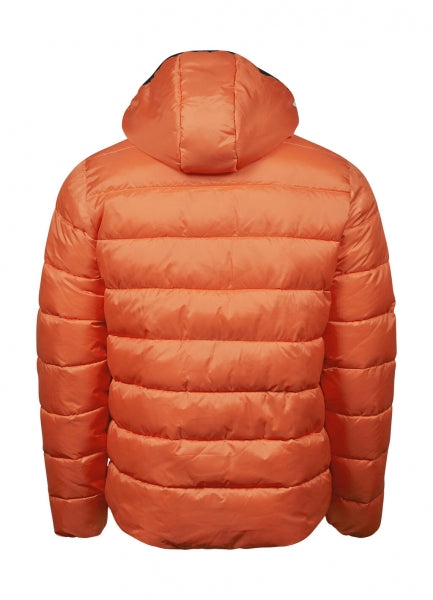 Eine  Spicy Orange leichte Kapuzenjacke ist mit schmaler, horizontaler Steppung und hohem Stehkragen. Die leicht wattierte Jacke reicht bis zur Hüfte und ist körpernah geschnitten. Zwei seitliche Taschen sind dezent in das Design integriert.
