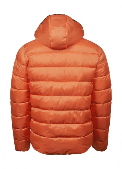 Eine  Spicy Orange leichte Kapuzenjacke ist mit schmaler, horizontaler Steppung und hohem Stehkragen. Die leicht wattierte Jacke reicht bis zur Hüfte und ist körpernah geschnitten. Zwei seitliche Taschen sind dezent in das Design integriert.
