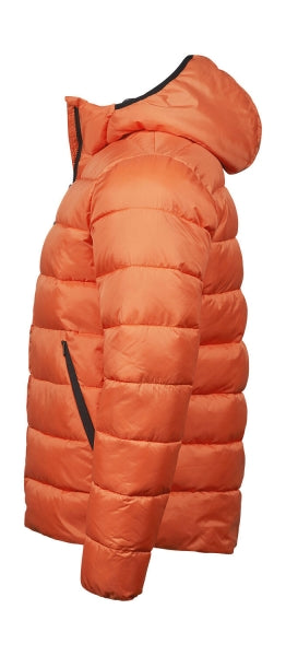 Eine  Spicy Orange leichte Kapuzenjacke ist mit schmaler, horizontaler Steppung und hohem Stehkragen. Die leicht wattierte Jacke reicht bis zur Hüfte und ist körpernah geschnitten. Zwei seitliche Taschen sind dezent in das Design integriert.
