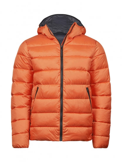 Eine  Spicy Orange leichte Kapuzenjacke ist mit schmaler, horizontaler Steppung und hohem Stehkragen. Die leicht wattierte Jacke reicht bis zur Hüfte und ist körpernah geschnitten. Zwei seitliche Taschen sind dezent in das Design integriert.

