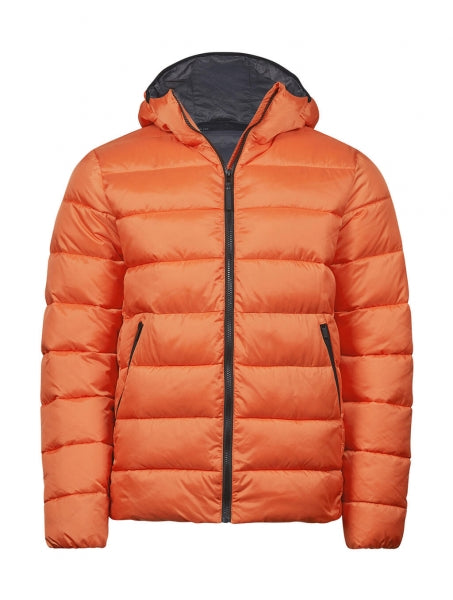 Eine  Spicy Orange leichte Kapuzenjacke ist mit schmaler, horizontaler Steppung und hohem Stehkragen. Die leicht wattierte Jacke reicht bis zur Hüfte und ist körpernah geschnitten. Zwei seitliche Taschen sind dezent in das Design integriert.
