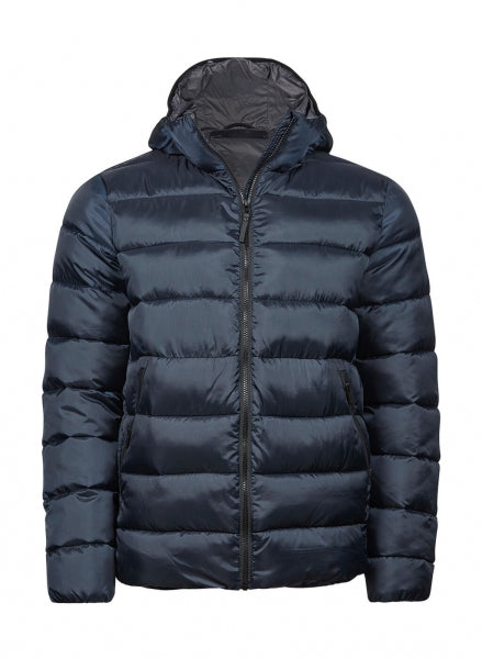 Eine  Navy leichte Kapuzenjacke ist mit schmaler, horizontaler Steppung und hohem Stehkragen. Die leicht wattierte Jacke reicht bis zur Hüfte und ist körpernah geschnitten. Zwei seitliche Taschen sind dezent in das Design integriert.
