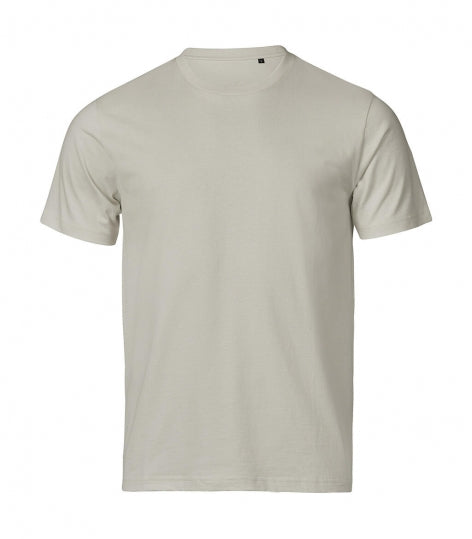 Herren Urban Luxury Tee in Cement mit cleanem, einfarbigem Design. Kurzärmeliges Baumwoll-T-Shirt mit Rundhalsausschnitt, geradem Schnitt und schlichtem, modernem Erscheinungsbild.