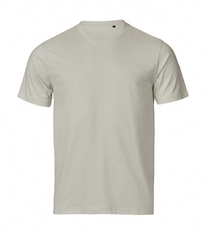 Herren Urban Luxury Tee in Cement mit cleanem, einfarbigem Design. Kurzärmeliges Baumwoll-T-Shirt mit Rundhalsausschnitt, geradem Schnitt und schlichtem, modernem Erscheinungsbild.