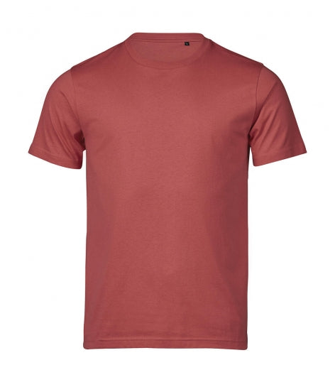 Herren Urban Luxury Tee in Cranberry mit cleanem, einfarbigem Design. Kurzärmeliges Baumwoll-T-Shirt mit Rundhalsausschnitt, geradem Schnitt und schlichtem, modernem Erscheinungsbild.