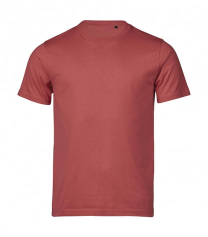 Herren Urban Luxury Tee in Cranberry mit cleanem, einfarbigem Design. Kurzärmeliges Baumwoll-T-Shirt mit Rundhalsausschnitt, geradem Schnitt und schlichtem, modernem Erscheinungsbild.
