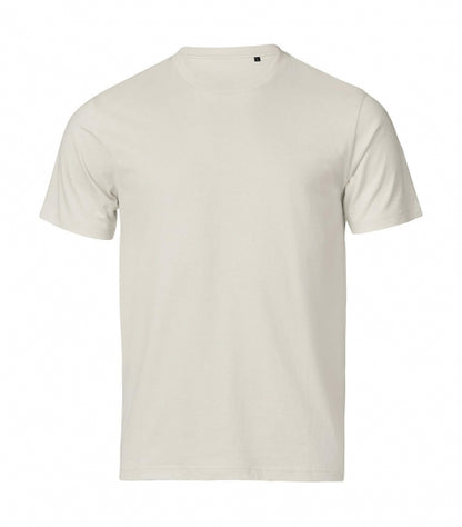 Herren Urban Luxury Tee in Ecru mit cleanem, einfarbigem Design. Kurzärmeliges Baumwoll-T-Shirt mit Rundhalsausschnitt, geradem Schnitt und schlichtem, modernem Erscheinungsbild.
