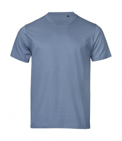 Herren Urban Luxury Tee in Flint Stone mit cleanem, einfarbigem Design. Kurzärmeliges Baumwoll-T-Shirt mit Rundhalsausschnitt, geradem Schnitt und schlichtem, modernem Erscheinungsbild.