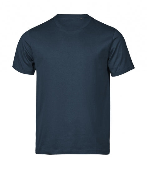 Herren Urban Luxury Tee in Ink mit cleanem, einfarbigem Design. Kurzärmeliges Baumwoll-T-Shirt mit Rundhalsausschnitt, geradem Schnitt und schlichtem, modernem Erscheinungsbild.