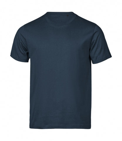 Herren Urban Luxury Tee in Ink mit cleanem, einfarbigem Design. Kurzärmeliges Baumwoll-T-Shirt mit Rundhalsausschnitt, geradem Schnitt und schlichtem, modernem Erscheinungsbild.