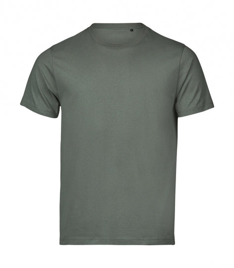 Herren Urban Luxury Tee in Leaf Green mit cleanem, einfarbigem Design. Kurzärmeliges Baumwoll-T-Shirt mit Rundhalsausschnitt, geradem Schnitt und schlichtem, modernem Erscheinungsbild.