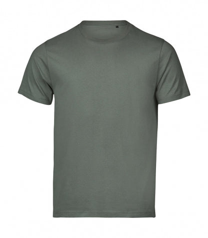 Herren Urban Luxury Tee in Leaf Green mit cleanem, einfarbigem Design. Kurzärmeliges Baumwoll-T-Shirt mit Rundhalsausschnitt, geradem Schnitt und schlichtem, modernem Erscheinungsbild.