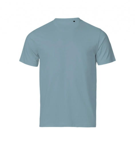 Herren Urban Luxury Tee in Misty Blue mit cleanem, einfarbigem Design. Kurzärmeliges Baumwoll-T-Shirt mit Rundhalsausschnitt, geradem Schnitt und schlichtem, modernem Erscheinungsbild.