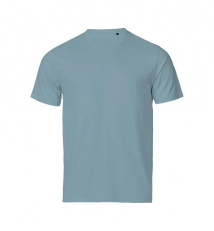 Herren Urban Luxury Tee in Misty Blue mit cleanem, einfarbigem Design. Kurzärmeliges Baumwoll-T-Shirt mit Rundhalsausschnitt, geradem Schnitt und schlichtem, modernem Erscheinungsbild.