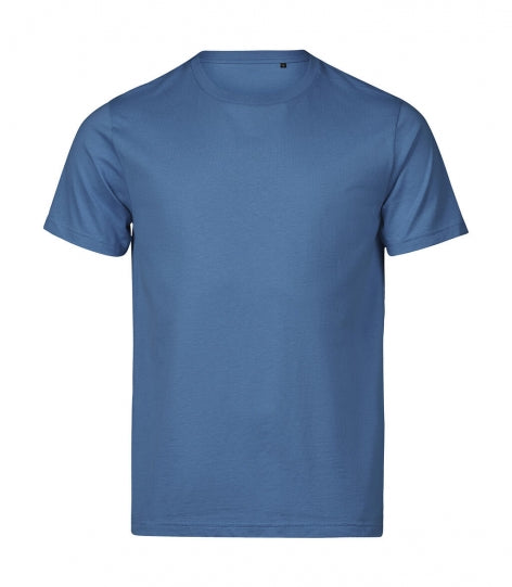 Herren Urban Luxury Tee in Ocean Blue mit cleanem, einfarbigem Design. Kurzärmeliges Baumwoll-T-Shirt mit Rundhalsausschnitt, geradem Schnitt und schlichtem, modernem Erscheinungsbild.