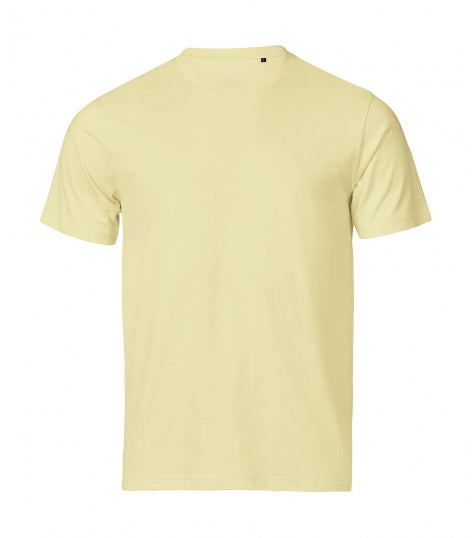 Herren Urban Luxury Tee in Sunshine mit cleanem, einfarbigem Design. Kurzärmeliges Baumwoll-T-Shirt mit Rundhalsausschnitt, geradem Schnitt und schlichtem, modernem Erscheinungsbild.