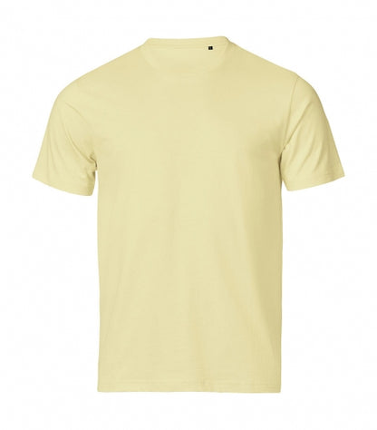 Herren Urban Luxury Tee in Sunshine mit cleanem, einfarbigem Design. Kurzärmeliges Baumwoll-T-Shirt mit Rundhalsausschnitt, geradem Schnitt und schlichtem, modernem Erscheinungsbild.