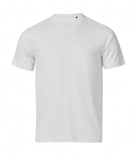 Herren Urban Luxury Tee in Weiß mit cleanem, einfarbigem Design. Kurzärmeliges Baumwoll-T-Shirt mit Rundhalsausschnitt, geradem Schnitt und schlichtem, modernem Erscheinungsbild.