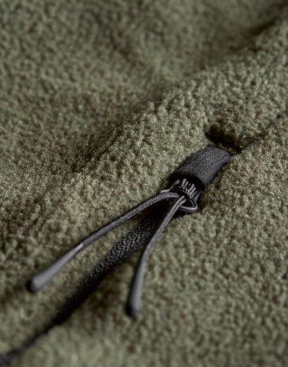Mountain Fleece Bodywarmer in Deep Green/Black mit schwarzem Reißverschluss und dunklen Kontrastbesätzen an Brust und Schultern. Die hüftlange Weste ist körpernah geschnitten, hat einen hohen Kragen und seitliche Reißverschlusstaschen.