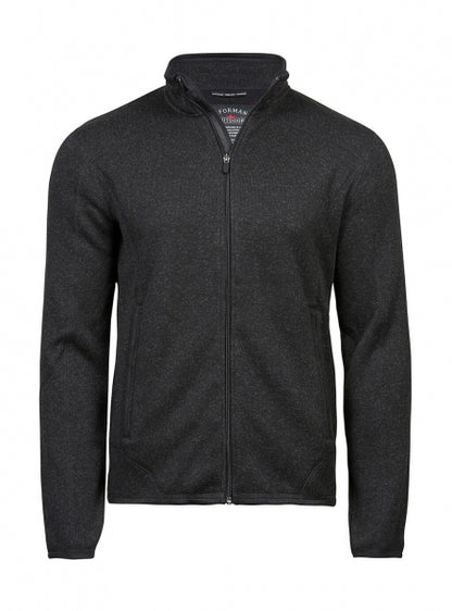 Schwarze Outdoor Fleece Jacke in geradem, körpernahem Schnitt. Die hüftlange Fleecejacke hat einen hohen Stehkragen, lange Ärmel und zwei seitliche Reißverschlusstaschen. Das schlichte Design wird durch dezente schwarze Details an Reißverschlüssen und Abschlüssen ergänzt.