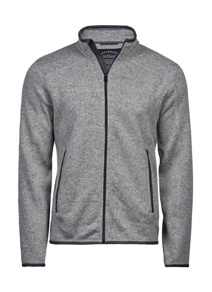 Graue Outdoor Fleece Jacke in geradem, körpernahem Schnitt. Die hüftlange Fleecejacke hat einen hohen Stehkragen, lange Ärmel und zwei seitliche Reißverschlusstaschen. Das schlichte Design wird durch dezente schwarze Details an Reißverschlüssen und Abschlüssen ergänzt.