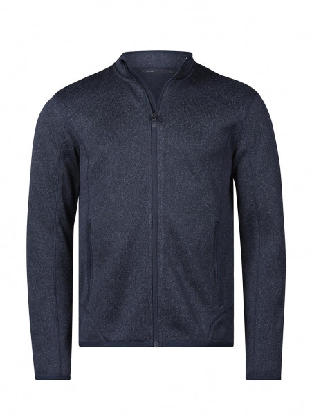 Navy Melierte Outdoor Fleece Jacke in geradem, körpernahem Schnitt. Die hüftlange Fleecejacke hat einen hohen Stehkragen, lange Ärmel und zwei seitliche Reißverschlusstaschen. Das schlichte Design wird durch dezente schwarze Details an Reißverschlüssen und Abschlüssen ergänzt.