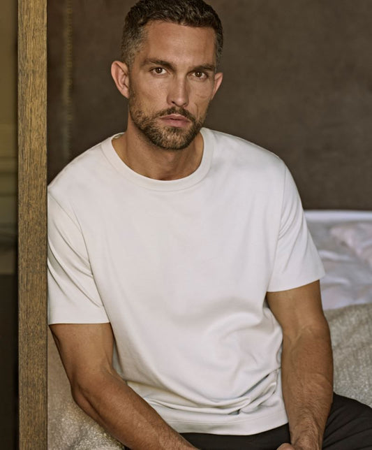 Herren Urban Pima Baumwoll T-Shirt in Weiß mit cleanem, einfarbigem Design. Kurzärmeliges Baumwoll-T-Shirt mit Rundhalsausschnitt, geradem Schnitt und schlichtem, modernem Erscheinungsbild.